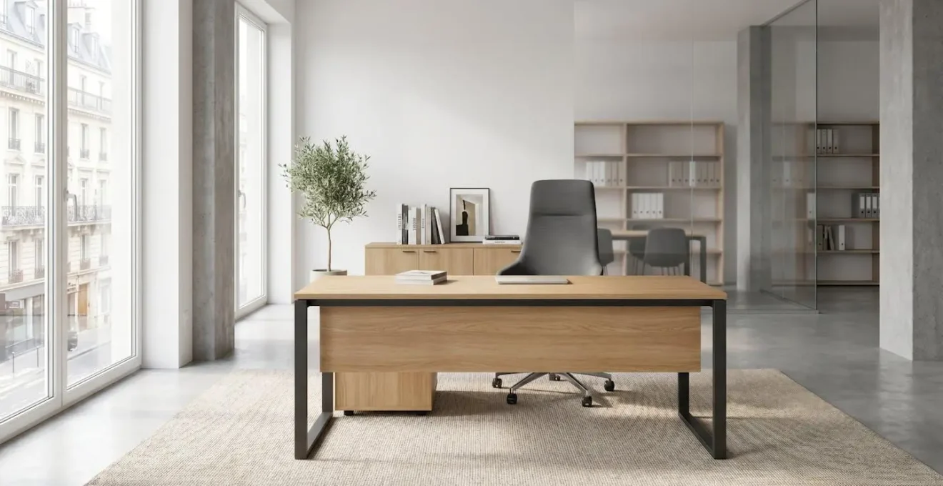 Bureau de direction moderne en bois clair avec piètement métallique dans un espace de travail contemporain lumineux avec grandes fenêtres
